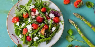 Ensalada de espárragos y tomate con burrata