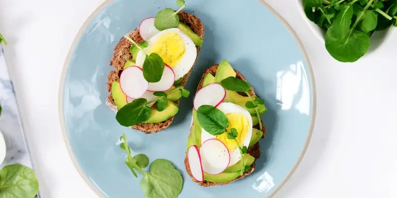 Avocado bread with egg
