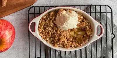 Crocante de maçã com gelado de baunilha