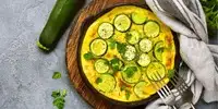 Zucchini-Pfannkuchen mit Paprika-Dip