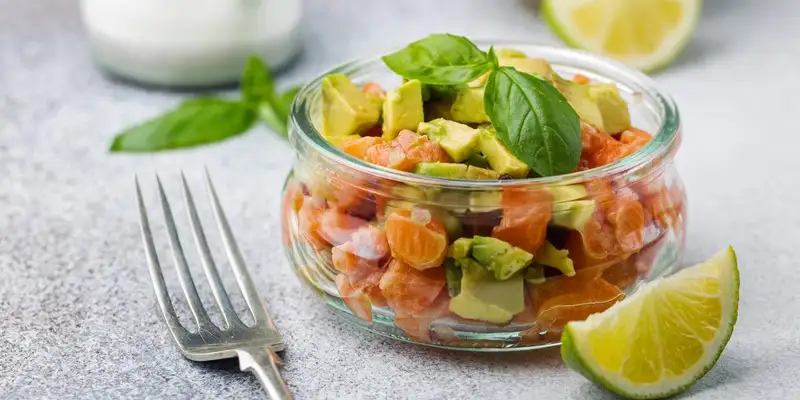 Purea di salmone con fette di avocado
