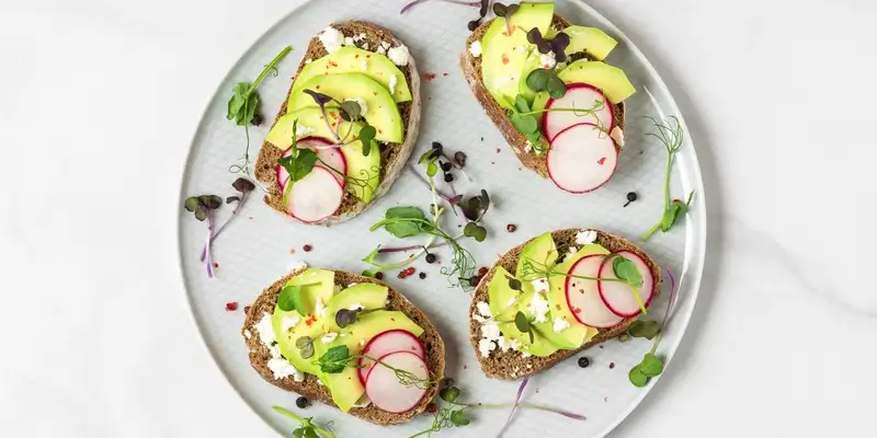 Kanapka z kremowym serkiem z awokado