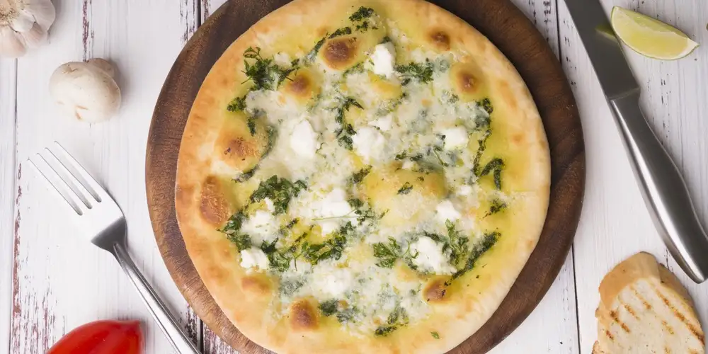 Garlic cheese flatbread - recipe | FoodPal