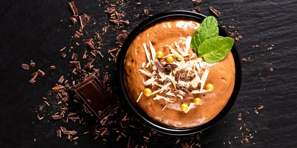 Mousse au cashew with strawberries - recipe | FoodPal
