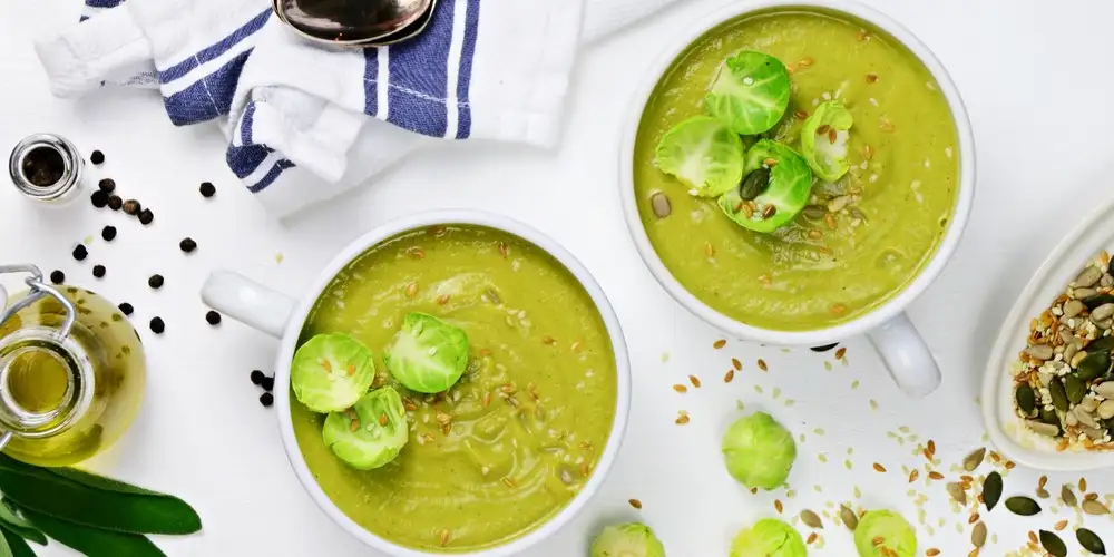 Brussels sprouts date soup with cashews - recipe | FoodPal