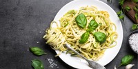 Spaghetti Aglio e Olio mit Tomaten und Zucchini