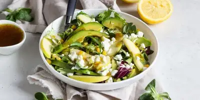 Ensalada de tomate y aguacate con requesón