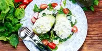 Avocado-Tomaten-Salat mit Frischkäsetupfern und Pinienkernen