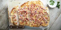 Quark-Flammkuchen mit Speck und Frühlingszwiebeln