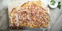 Quark-Flammkuchen mit Speck und Frühlingszwiebeln