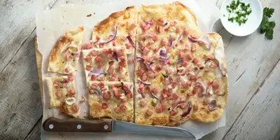 Tarte flambée di ricotta con pancetta e cipolline