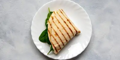 Tortilha de queijo com recheio de carne picada e guacamole