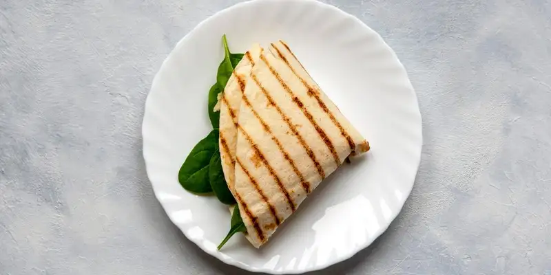 Tortilla al formaggio con ripieno di carne macinata e guacamole