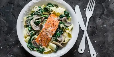 Ribbon noodles with salmon and fresh spinach