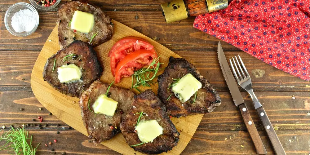 Pork medallions with tomato and bell pepper vegetables and basil butter - recipe | FoodPal