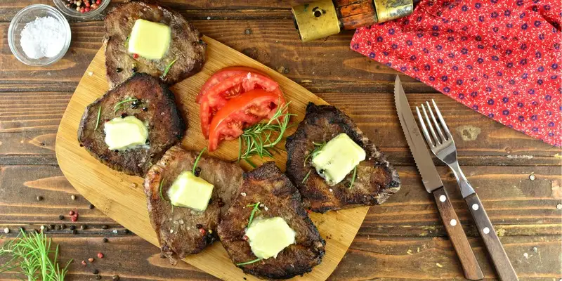 Medaliony wieprzowe z warzywami pomidorowymi papryką i masłem bazyliowym