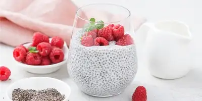 Chia-Mandel-Pudding mit Beerenmix