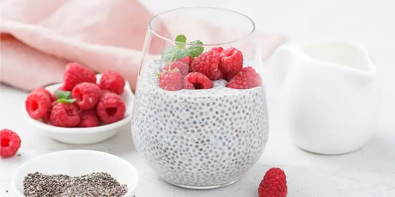 Budino di chia e mandorle con mix di frutti di bosco