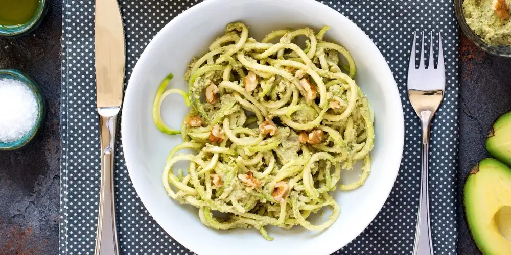 Zoodles with walnut pesto - recipe | FoodPal