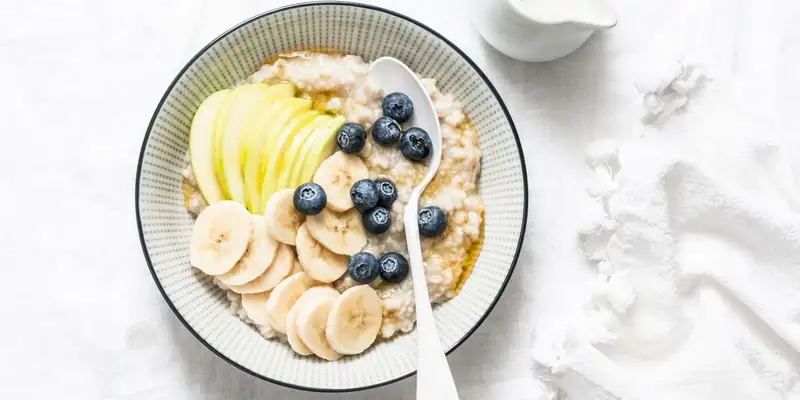 Porridge di banane e mele e cannella