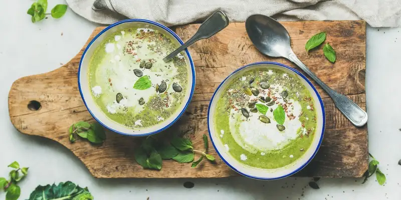 Sopa de brócolos picantes de coco