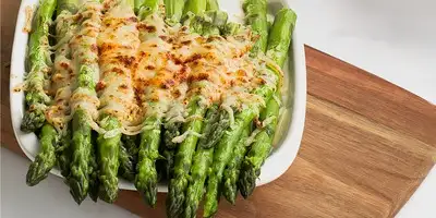 Asperges grillées au four avec fromage de chèvre