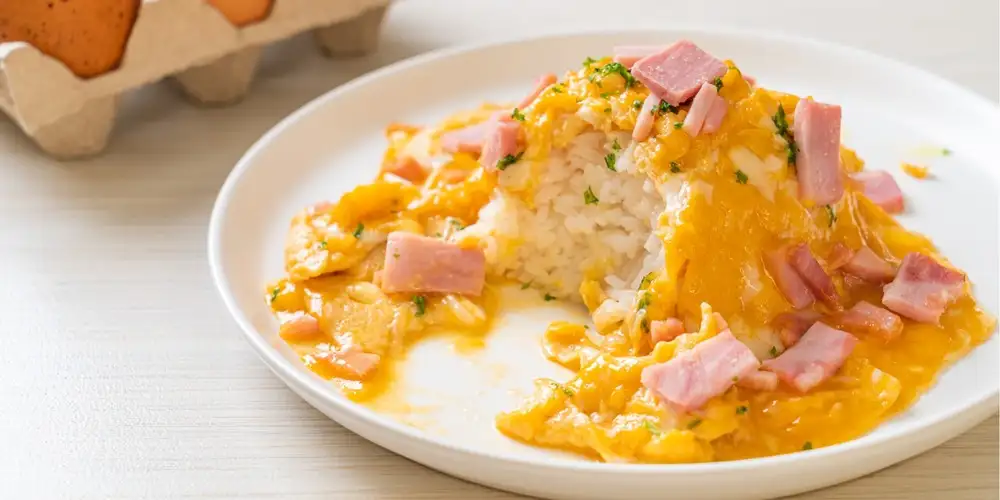 Cauliflower rice pan with egg and ham - recipe | FoodPal