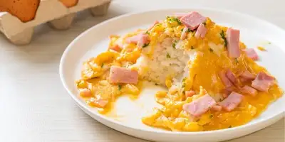 Riso di cavolfiore in padella con uovo e prosciutto