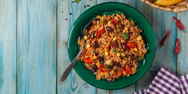 Sartén de arroz con pimientos y judías