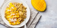 Veganes Mango-Kokos-Porridge mit Hafer