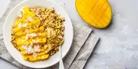 Veganes Mango-Kokos-Porridge mit Hafer