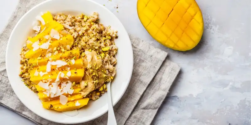 Gachas veganas de mango y coco con avena