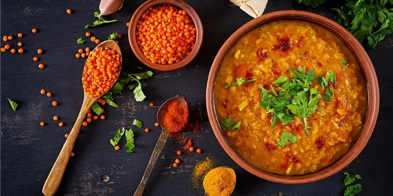 Salsa cremosa de lentejas con tomates