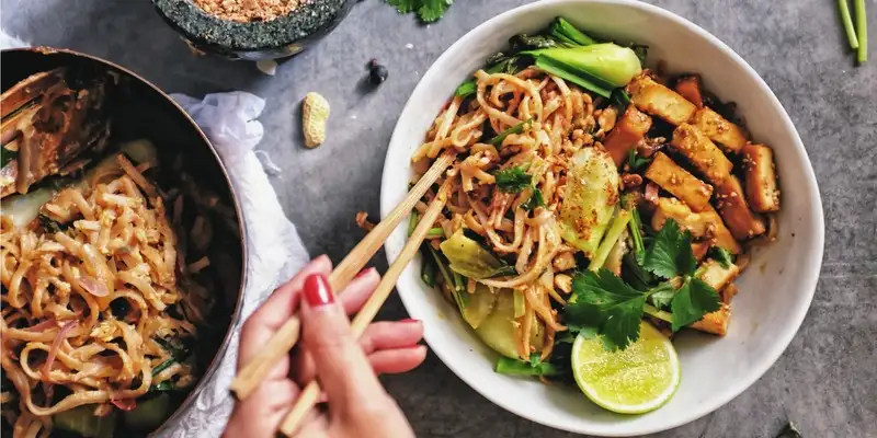 Keto bowl de nouilles de konjac avec sauce aux cacahuètes