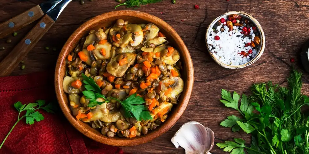 Vegetable lentil pot with cauliflower and chanterelles - recipe | FoodPal