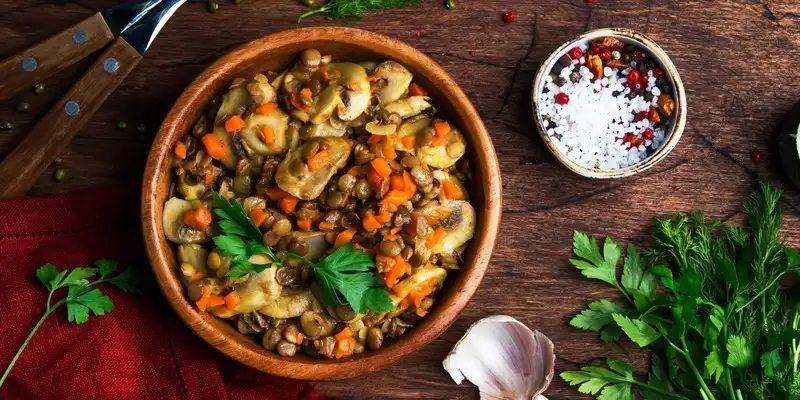 Potée de légumes et de lentilles avec chou-fleur et girolles