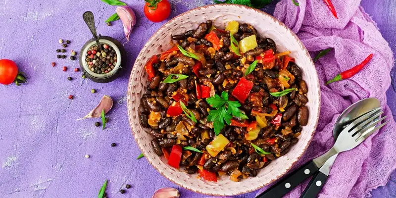 Caril de batata-doce jamaicano com feijão preto