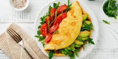 Uova strapazzate al pomodoro e avocado