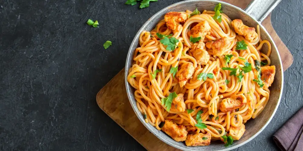 Linguine aglio olio with chicken - recipe | FoodPal
