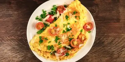 Omelette al formaggio e pomodoro