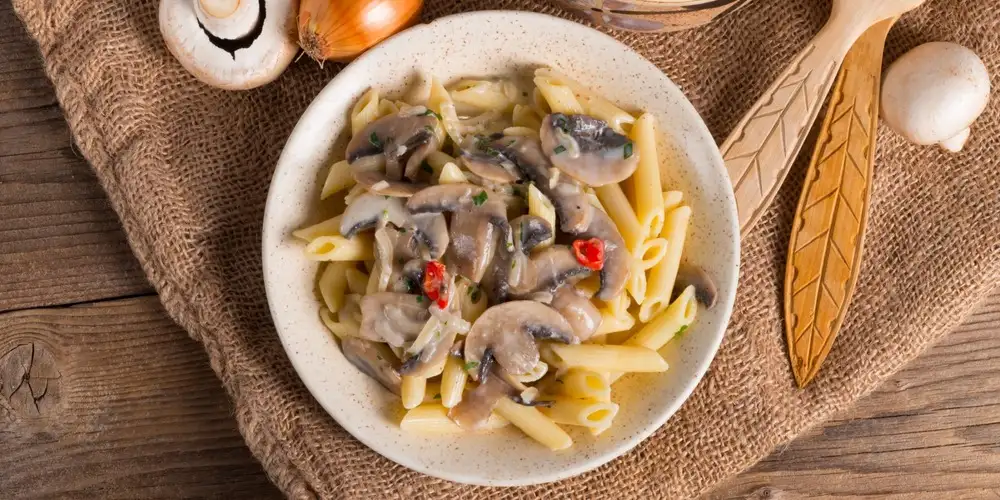 Wholemeal penne in tomato and mushroom sauce - recipe | FoodPal