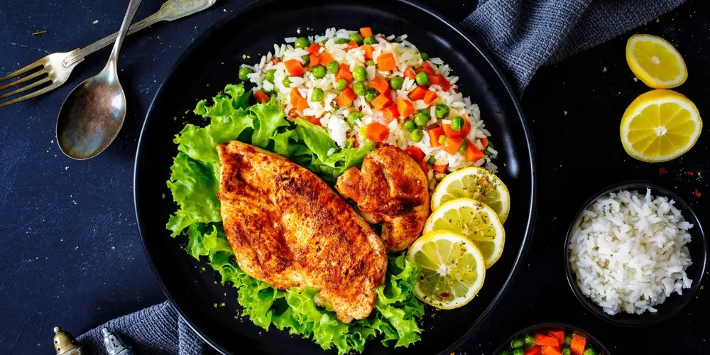 Turkey breast with honey mustard sauce on carrot rice - recipe | FoodPal