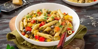 Pastel de pasta al estilo mediterráneo