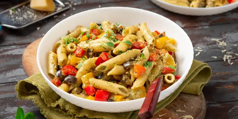 Zapiekanie makaronu w stylu śródziemnomorskim