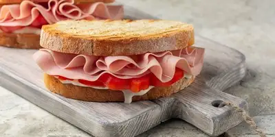 Kanapka z piersią z indyka