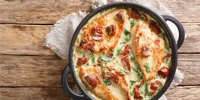 Hähnchen mit Feta, Tomaten und Zucchini