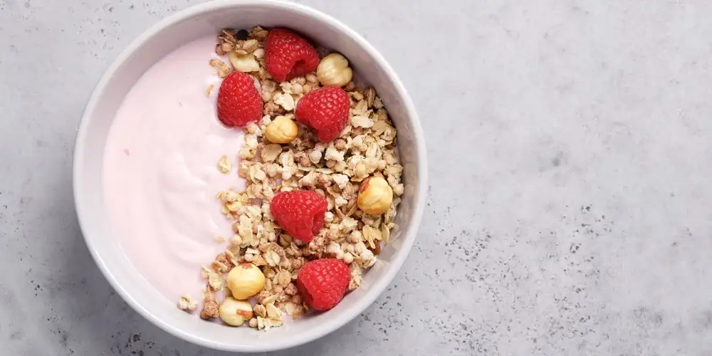 Protein Bowl with raspberry and chocolate - recipe | FoodPal
