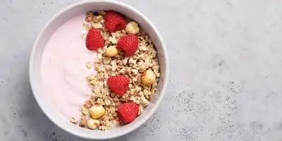 Ciotola proteica con lamponi e cioccolato