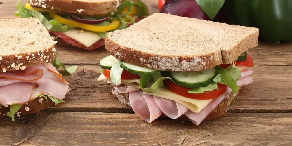 Bread with turkey breast and cheese - recipe | FoodPal