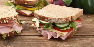 Chleb z piersią z indyka i serem